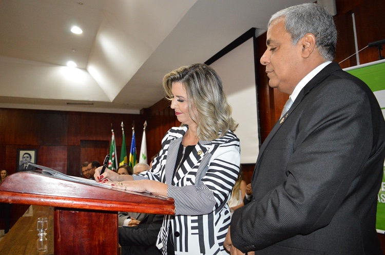 Professora Maria de Lourdes Magalhães foi empossada como diretora-geral do Câmpus Goiânia